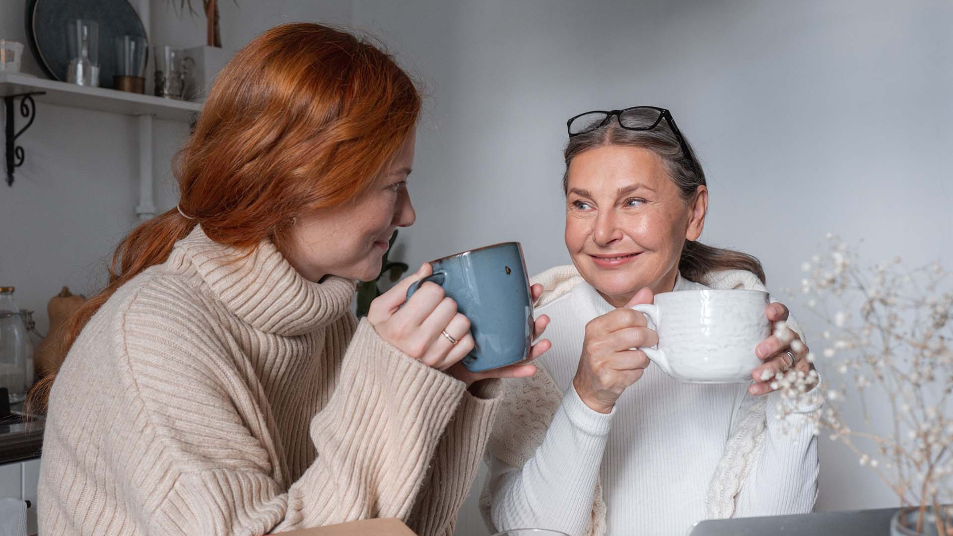 Deux femmes prenant un café